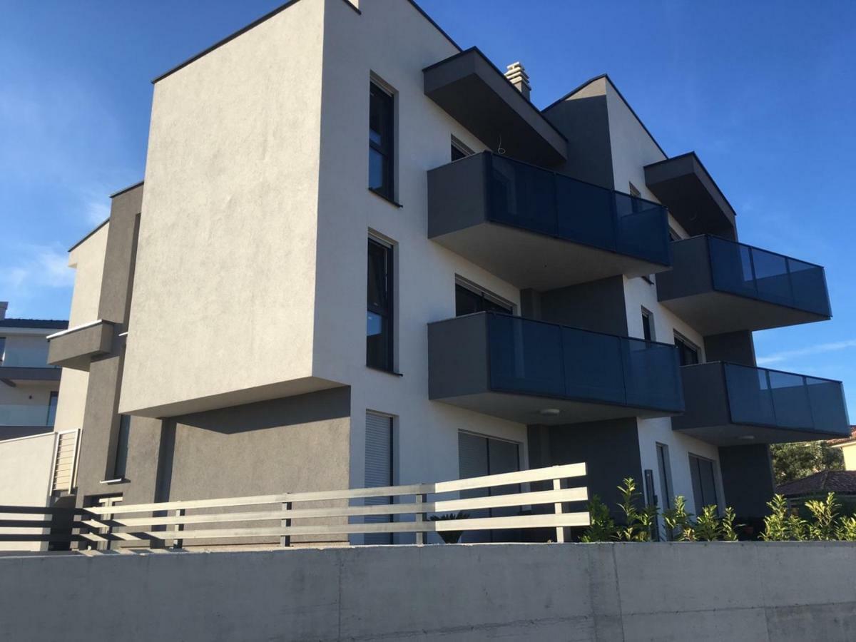 Apartment Sara Кърк Екстериор снимка